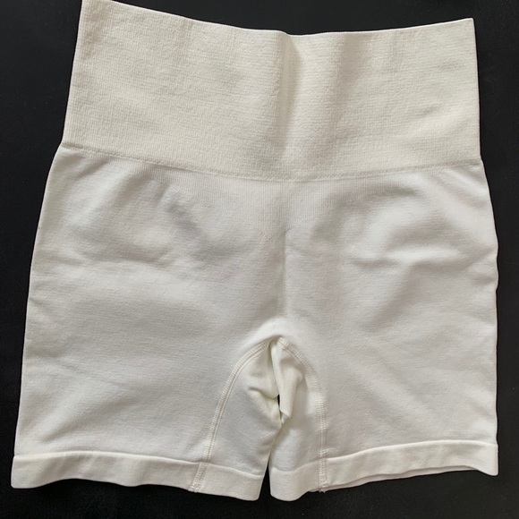 White/cream workout set with biker shorts - Picture 5 of 8